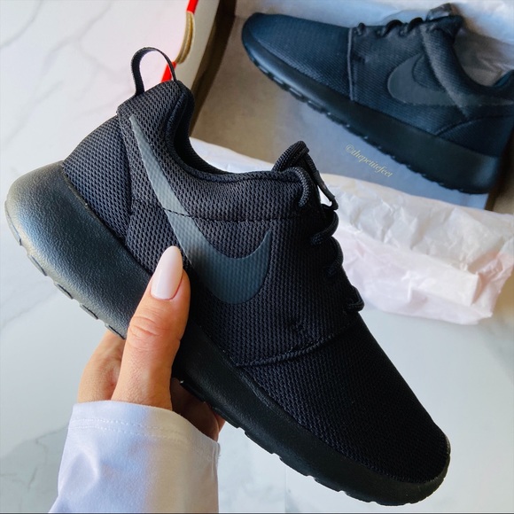 nike roshe one triple black